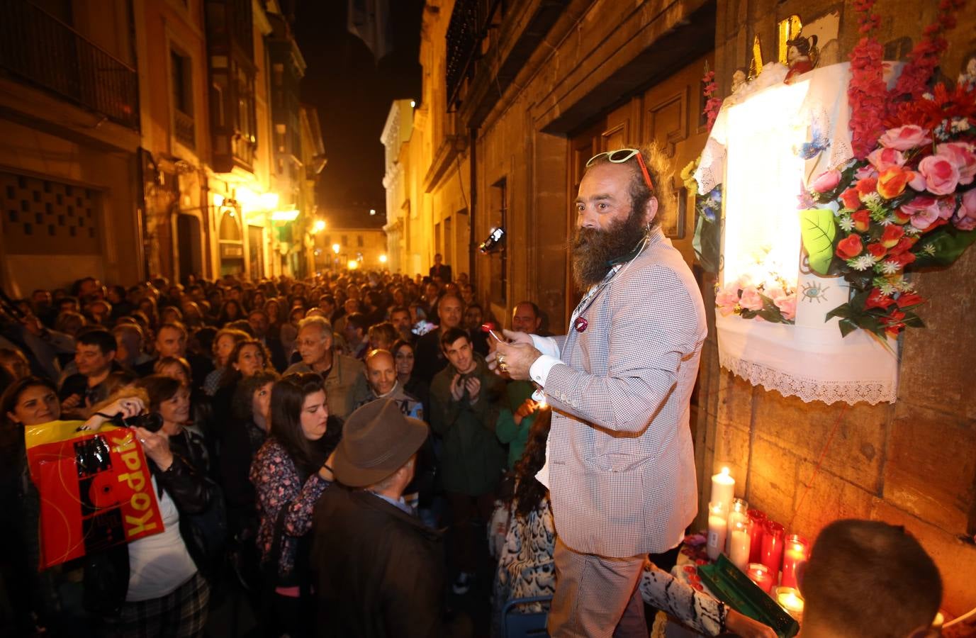 Miles de personas en la noche Blanca de Oviedo