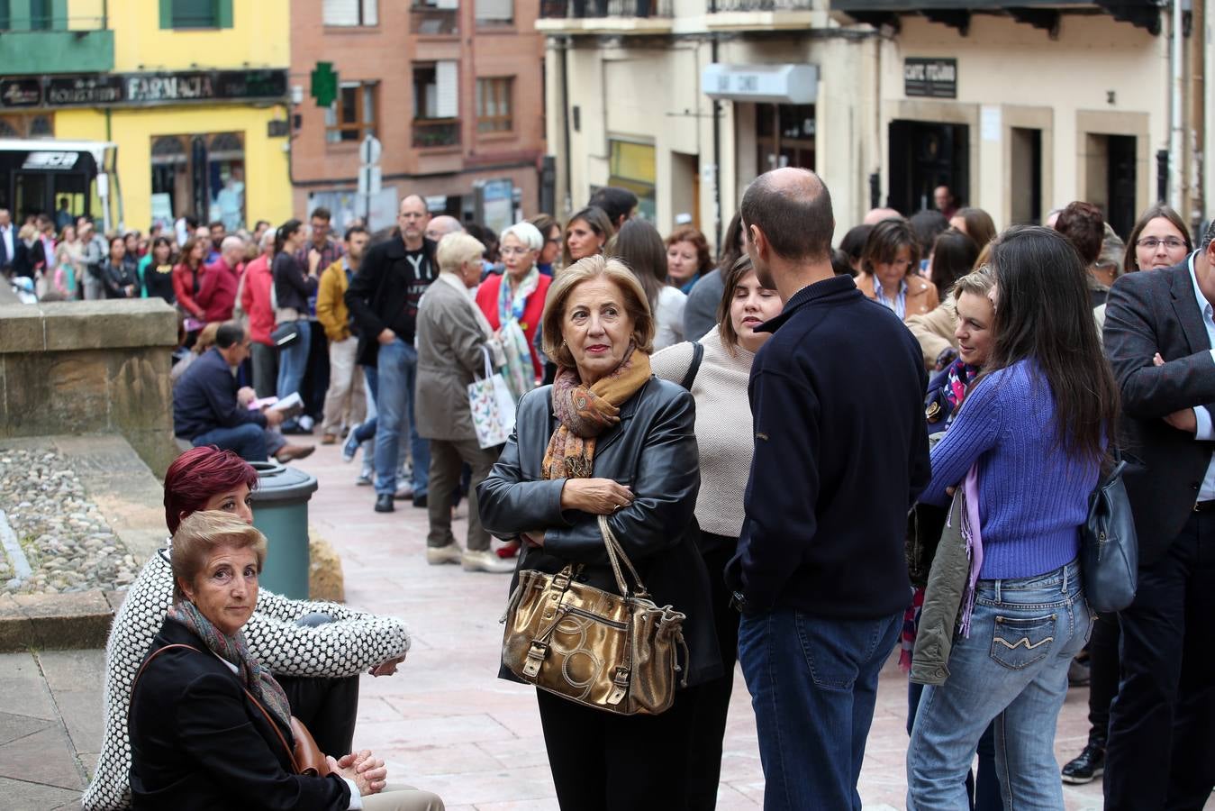 Miles de personas en la noche Blanca de Oviedo
