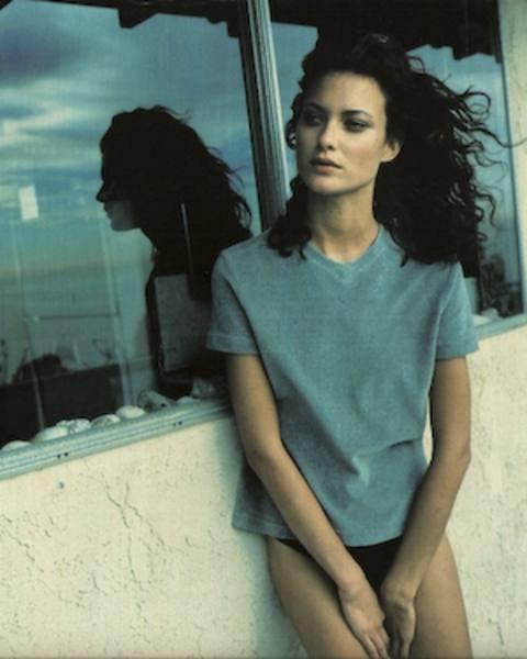 Shalom Harlow. Nacida en 1973, de procedencia canadiense, quiso dedicarse profesionalmente al ballet. A pesar de que su destino sería muy diferente, las aptitudes adquiridas en sus años de estudio de danzas le sirvieron para desarrollar una forma muy personal de caminar por las pasarelas.