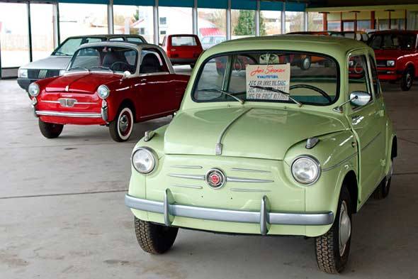 Descubren un concesionario con 200 coches nuevos abandonados desde 1981