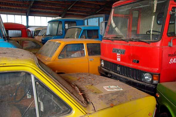 Descubren un concesionario con 200 coches nuevos abandonados desde 1981