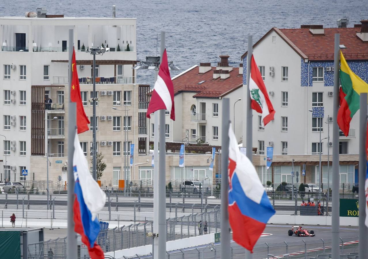 Las mejores imágenes de los entrenamientos libres de Fórmula-1 en Sochi, Rusia