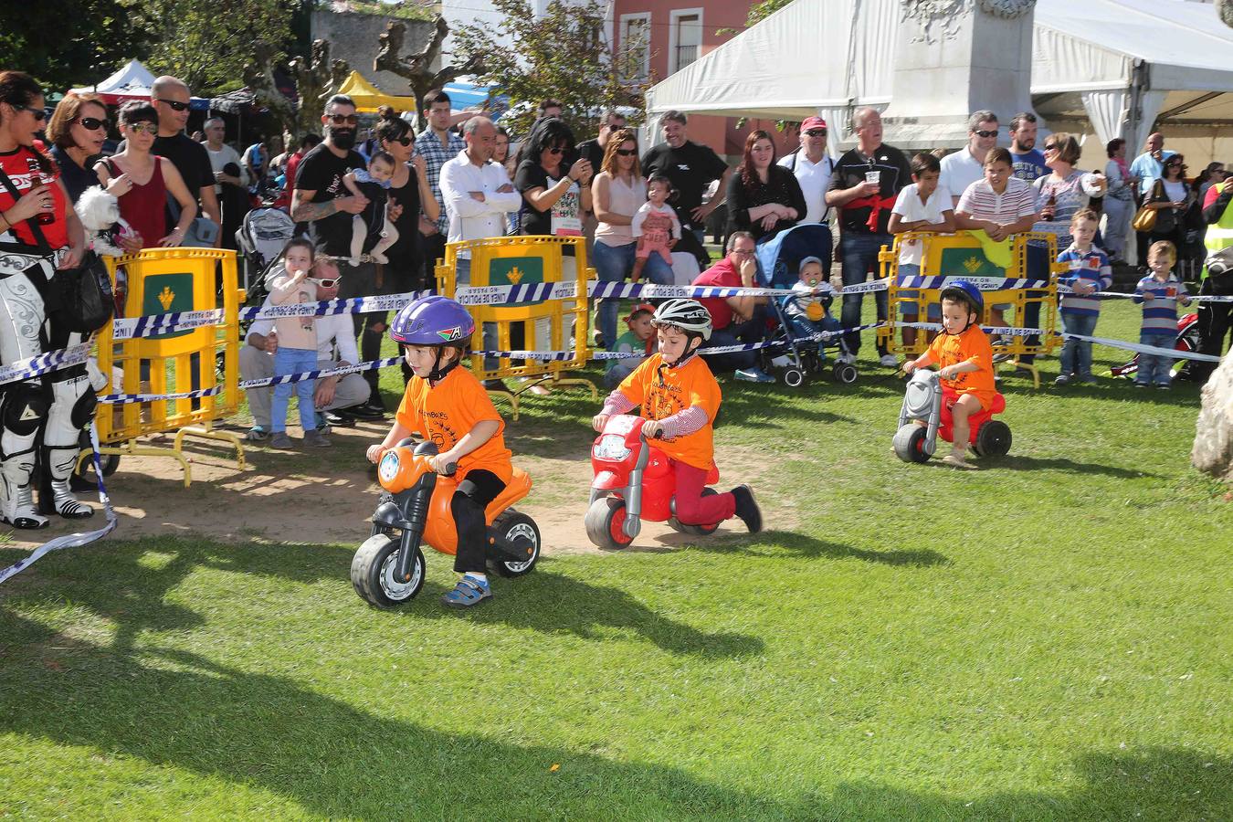 Los niños también corren en moto en Colombres