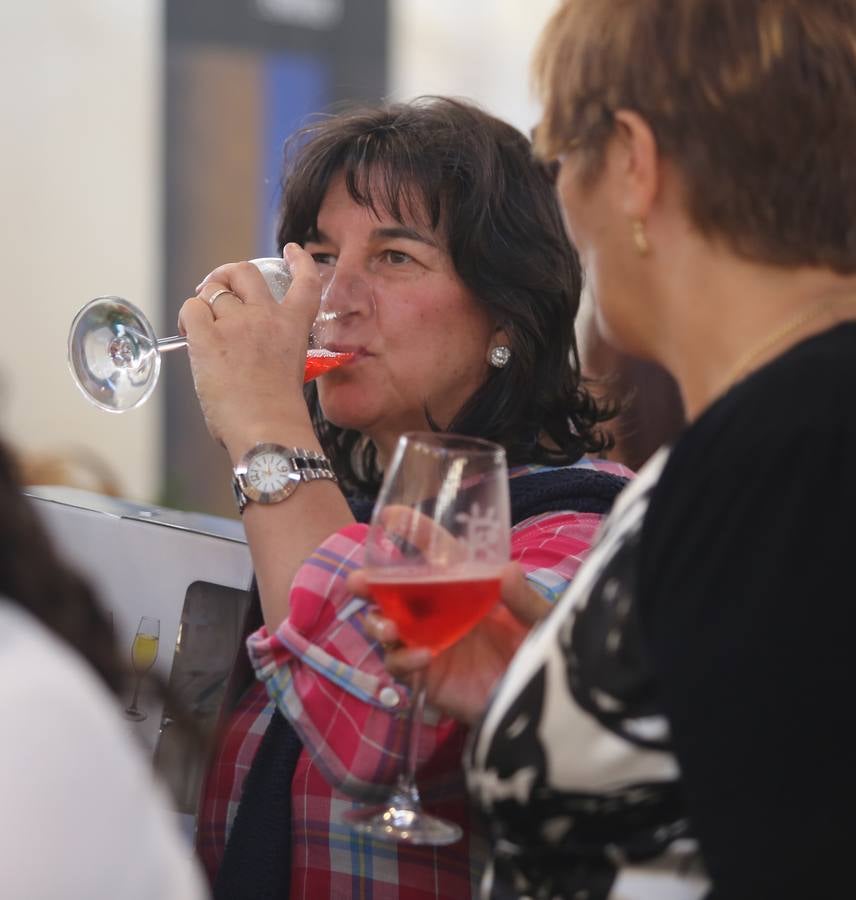 Nacho y Esther Manzano defienden el sabor asturiano en el Festival de la Manzana de Villaviciosa