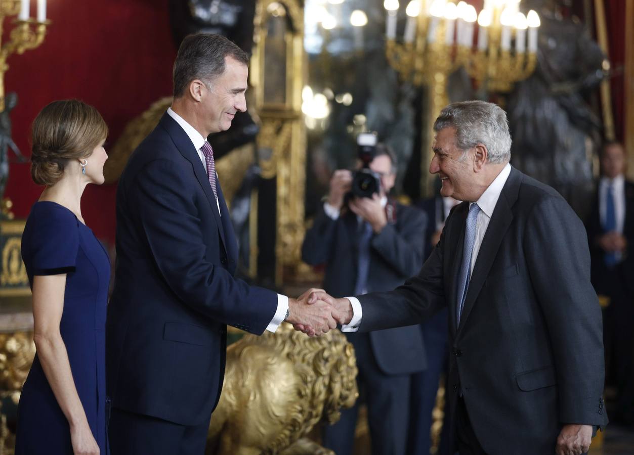 Los Reyes saludan al presidente del Congreso, Jesús Posada.