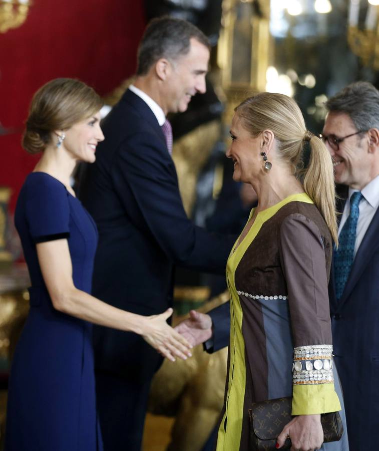 Los Reyes saludan a la presidenta de la Comunidad de Madrid, Cristina Cifuentes.