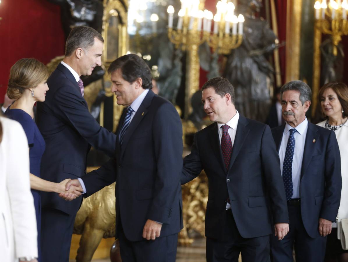 Los Reyes Felipe y Letizia saludan a los presidentes de Asturias, Javier Fernández; de Castilla La Mancha, García Page, y de Cantabria, Miguel Ángel Revilla.