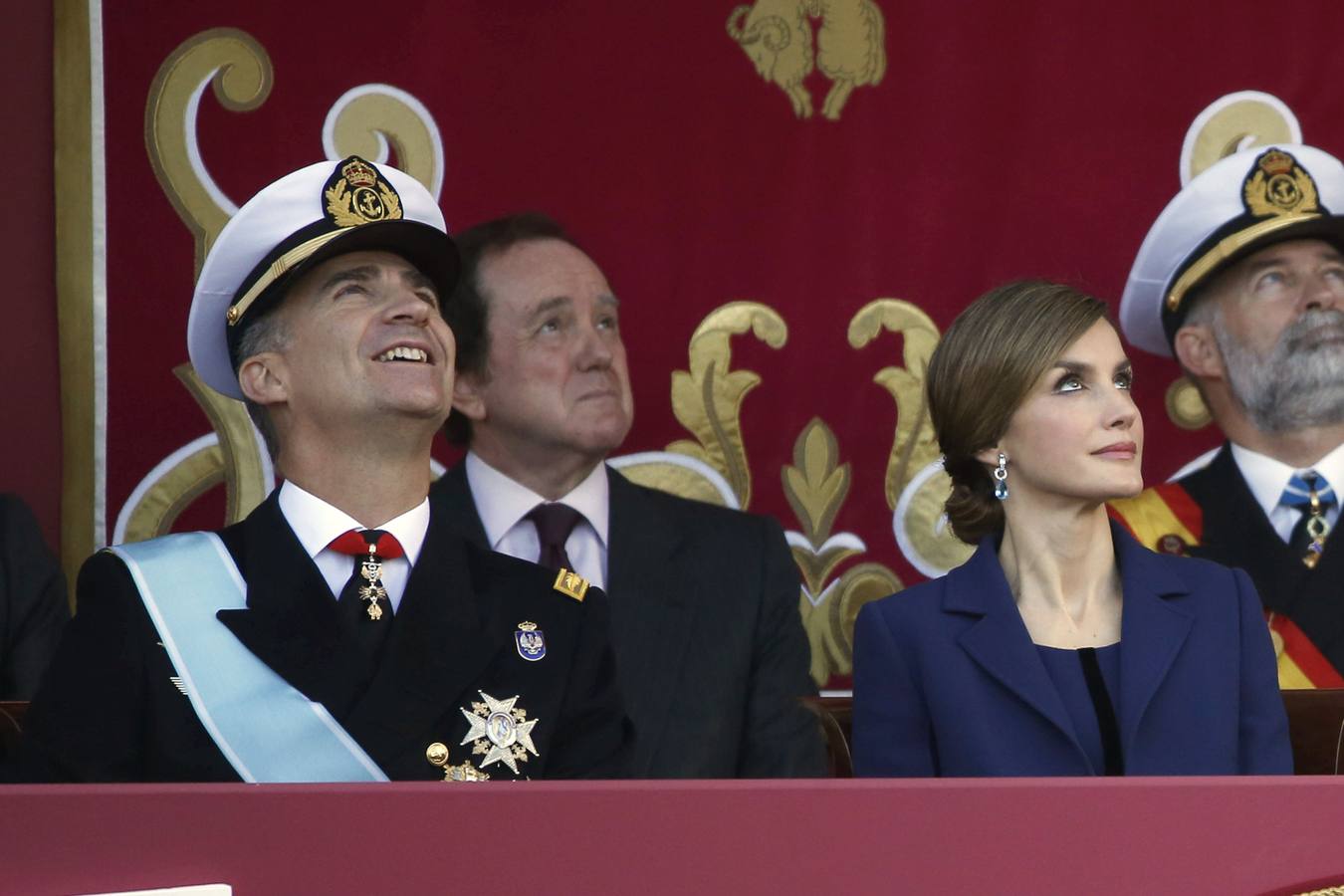 .- Los Reyes Felipe y Letizia observan el paso de una agrupación aérea.