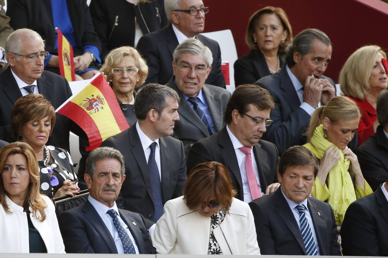 Los presidentes autonómicos de Andalucía, Susana Díaz; Cantabria, Miguel Ángel Revilla; Asturias, Javier Fernández (primera fila, i a d); Canarias, Fernando Clavijo; Extremadura, Guillermo Fernández Vara y Madrid, Cristina Cifuentes (segunda fila, 2i a d); el jefe del Ejecutivo de Melilla, Juan José Imbroda; la alcaldesa de Madrid, Manuela Carmena y la delegada del Gobierno en Madrid, Concepción Dancausa (tercera fila i, 2i y d), entro otros, durante el desfile.