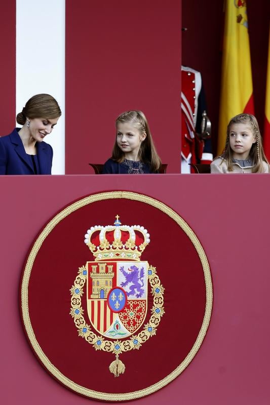 La espontaneidad de la Princesa Leonor y la Infanta Sofía en el desfile de la Fiesta Nacional