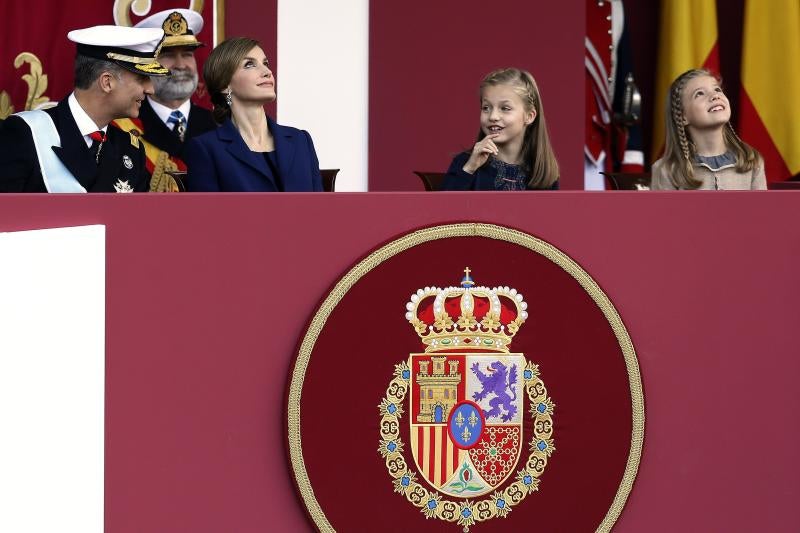 La espontaneidad de la Princesa Leonor y la Infanta Sofía en el desfile de la Fiesta Nacional