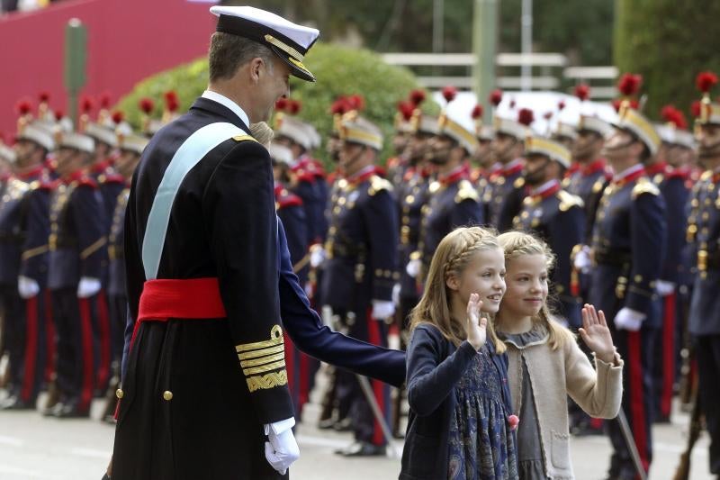 La espontaneidad de la Princesa Leonor y la Infanta Sofía en el desfile de la Fiesta Nacional