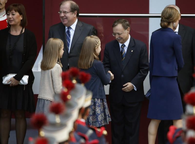 La espontaneidad de la Princesa Leonor y la Infanta Sofía en el desfile de la Fiesta Nacional