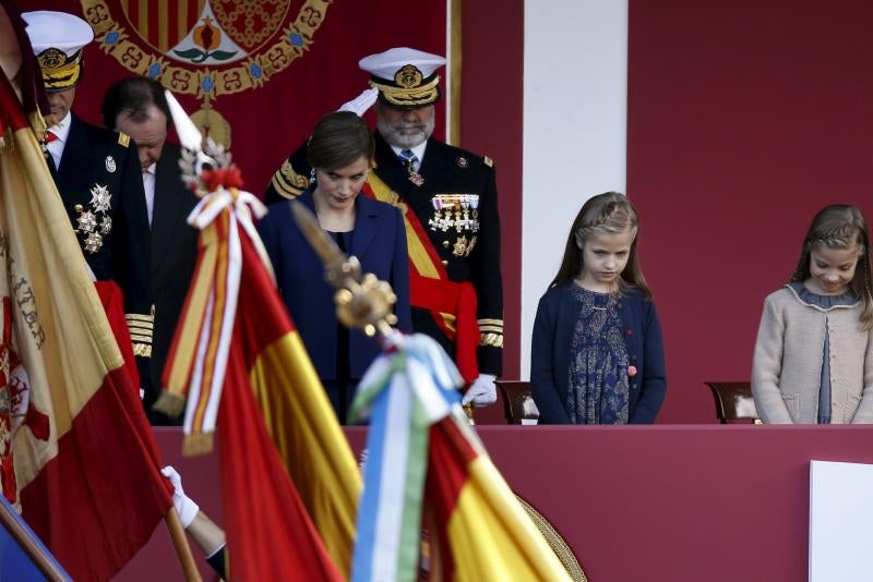 La espontaneidad de la Princesa Leonor y la Infanta Sofía en el desfile de la Fiesta Nacional