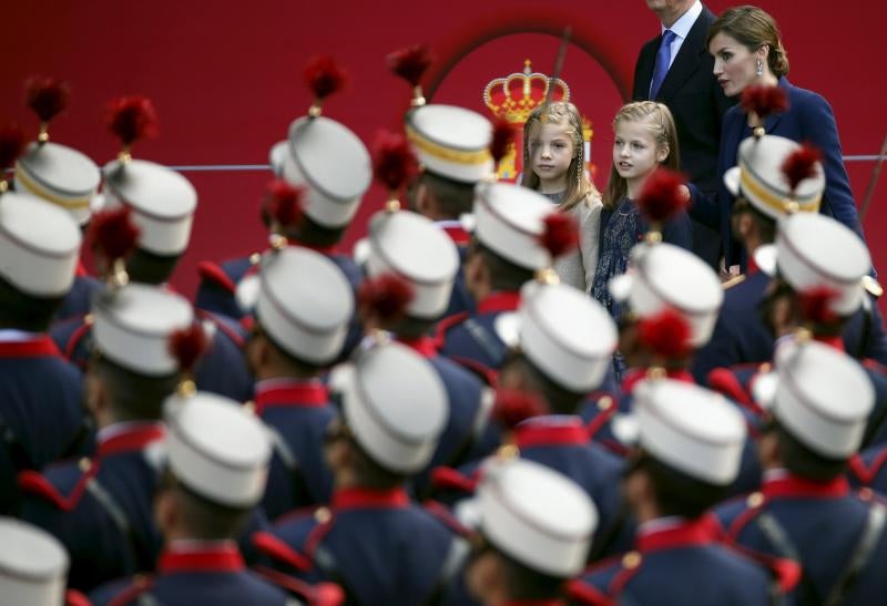 La espontaneidad de la Princesa Leonor y la Infanta Sofía en el desfile de la Fiesta Nacional