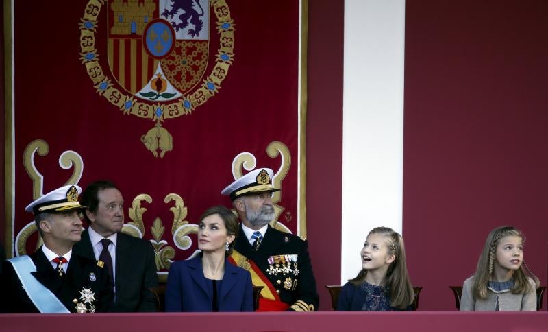 La espontaneidad de la Princesa Leonor y la Infanta Sofía en el desfile de la Fiesta Nacional