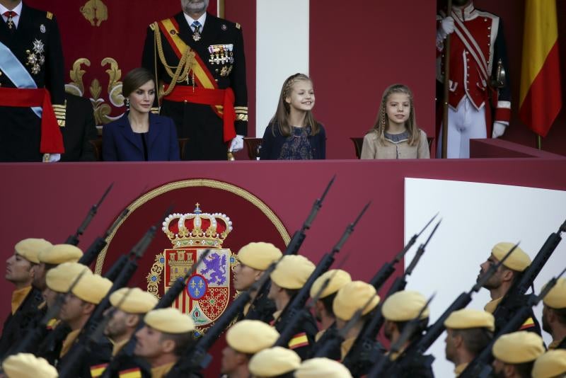 La espontaneidad de la Princesa Leonor y la Infanta Sofía en el desfile de la Fiesta Nacional