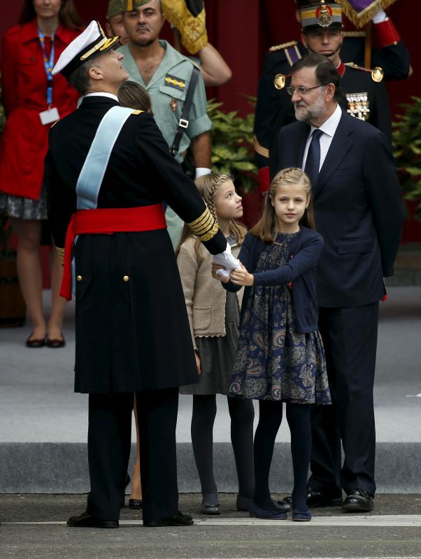 La espontaneidad de la Princesa Leonor y la Infanta Sofía en el desfile de la Fiesta Nacional