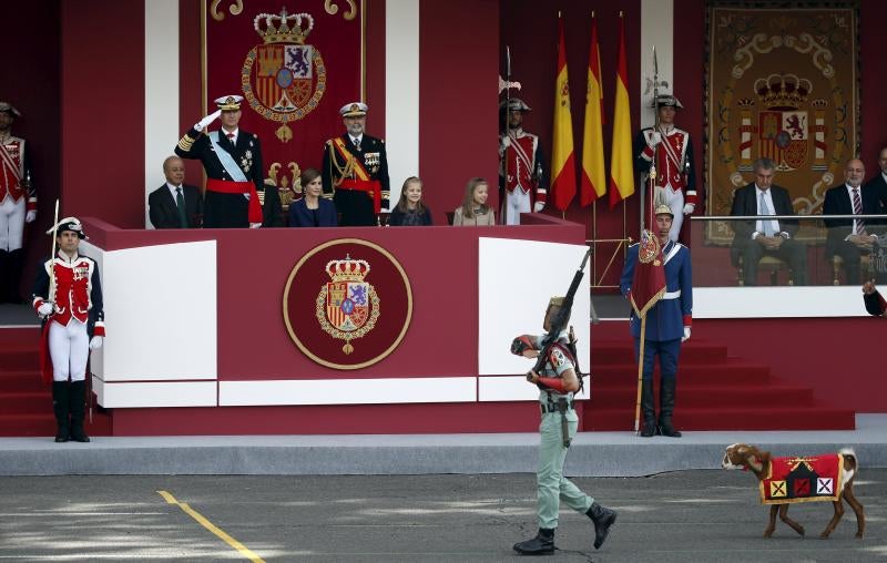 La espontaneidad de la Princesa Leonor y la Infanta Sofía en el desfile de la Fiesta Nacional