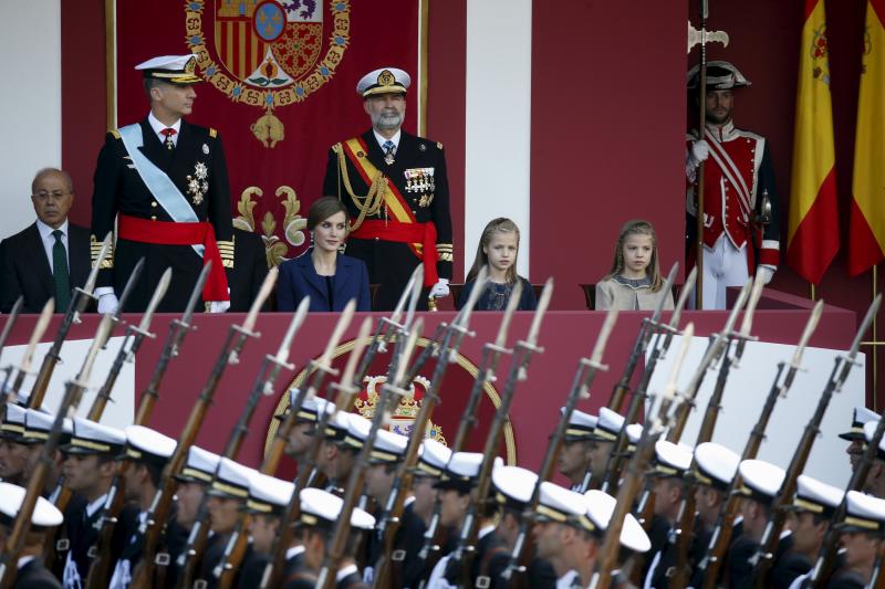 La espontaneidad de la Princesa Leonor y la Infanta Sofía en el desfile de la Fiesta Nacional