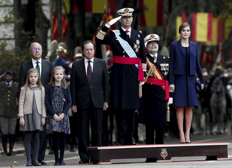 La espontaneidad de la Princesa Leonor y la Infanta Sofía en el desfile de la Fiesta Nacional