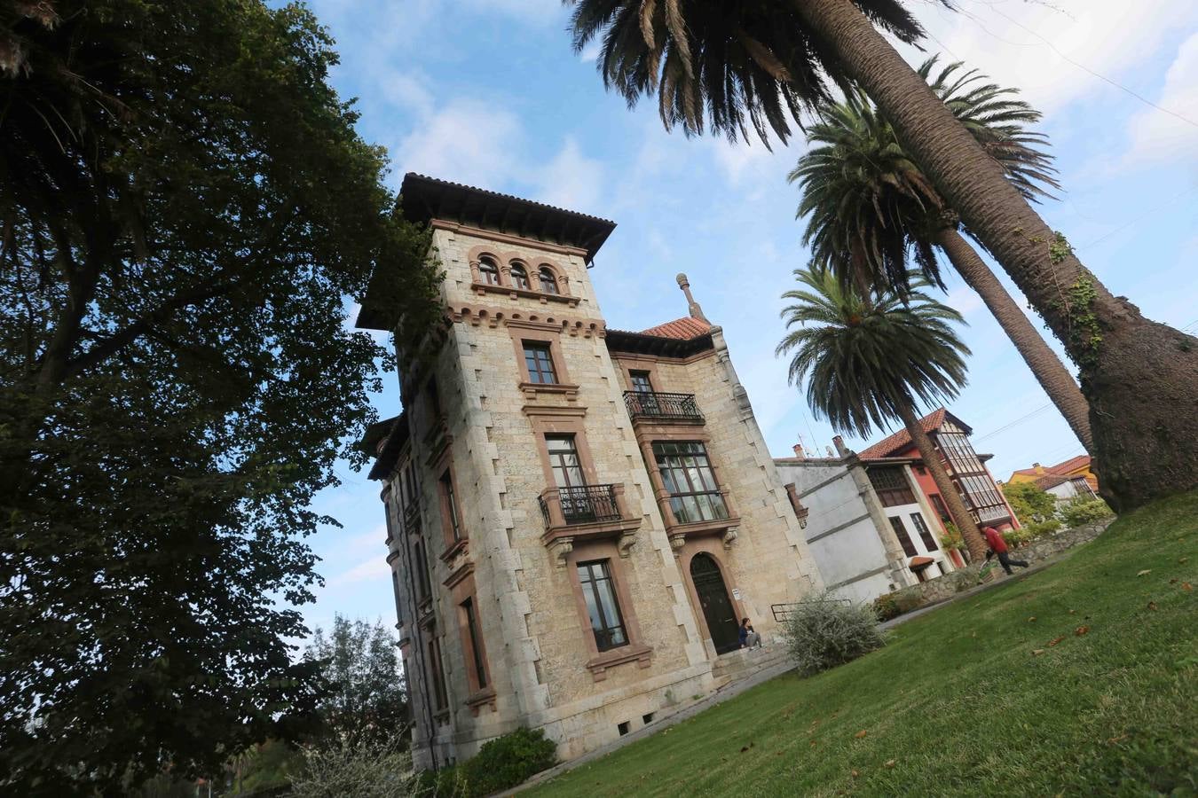 Casa de Piedra. Actualmente ejerce como Casa de Cultura y también como biblioteca y será el primer edificio que conocerán los Reyes en su visita a Colombres.