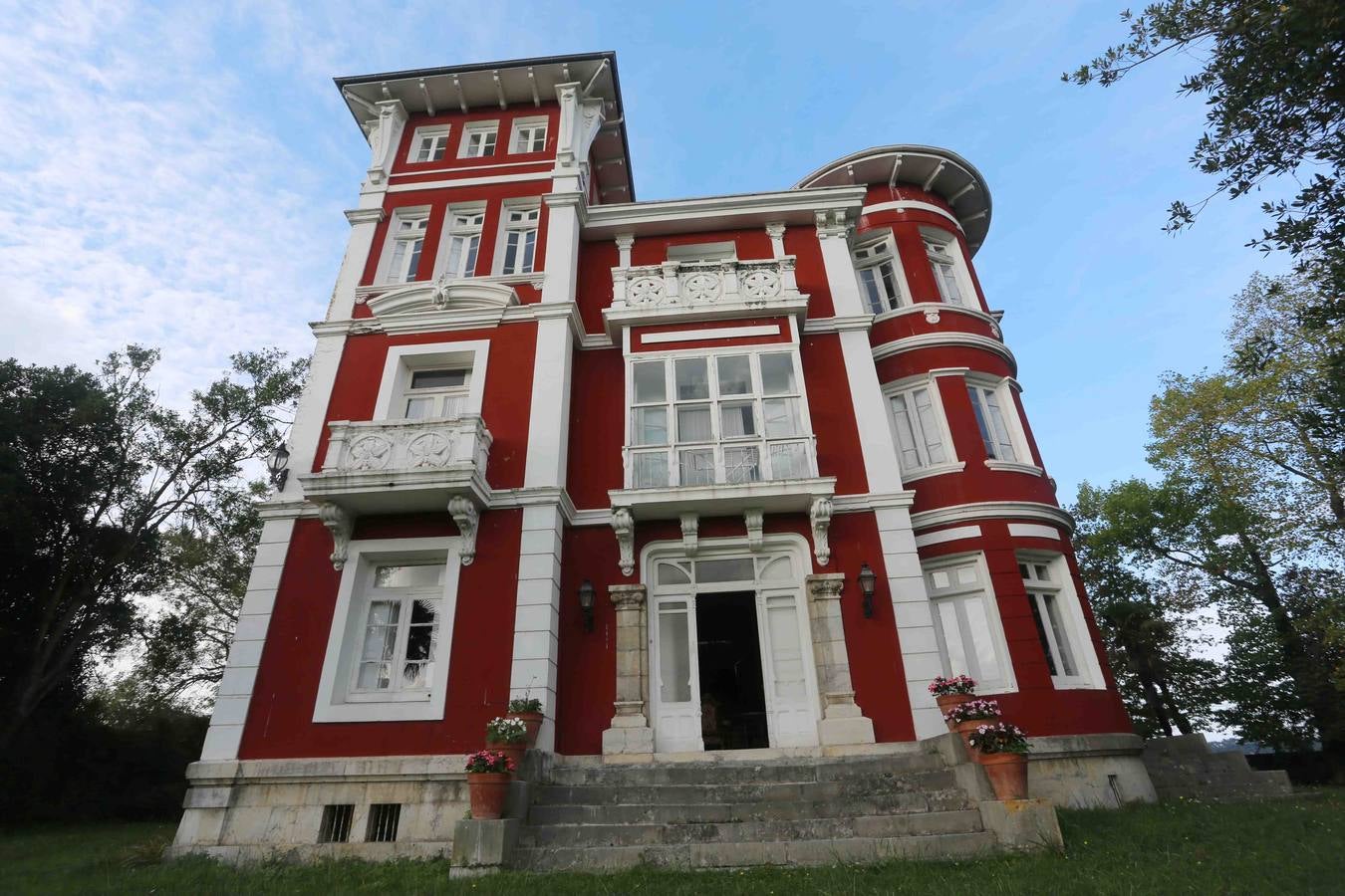 Casa Roja. Esta construcción se llevó a cabo durante las primeras décadas del siglo XX por encargo de Eduardo Sánchez, que hizo fortuna en Santiago de Cuba.