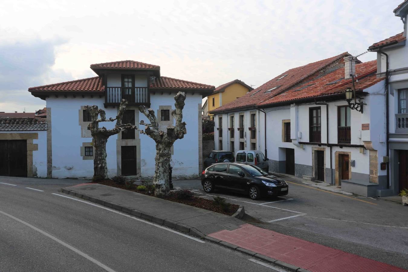 Plaza El Redondo. Frente a la casa natal del Conde de Ribadedeva se encontrará un taller de trajes de llanisca gestionado por un grupo de mujeres.