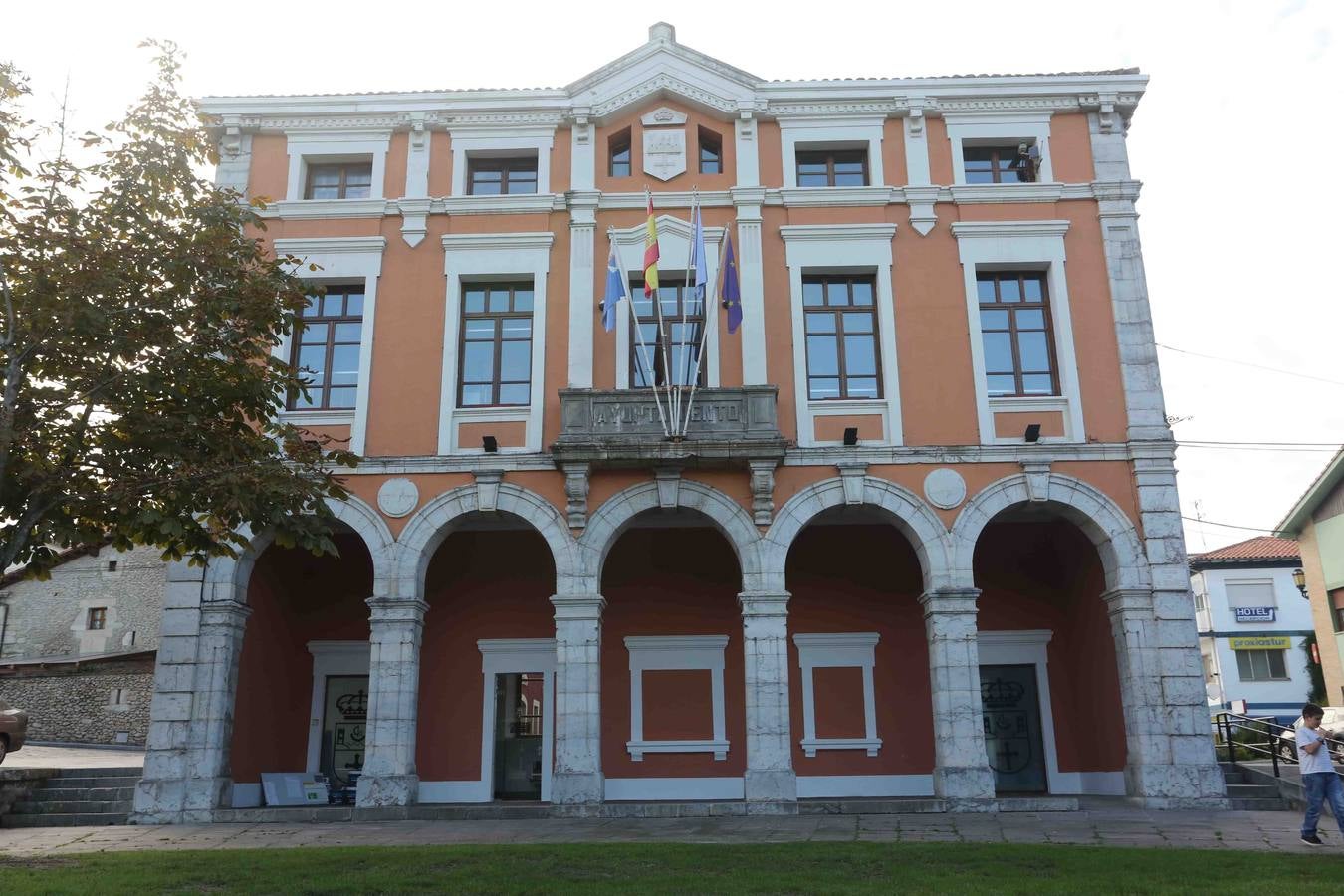 Ayuntamiento. Un edificio ecléptico erigido en 1985 con proyecto del arquitecto Casimiro Pérez de la Riva. En el interior firmarán en el Libro de Honor.