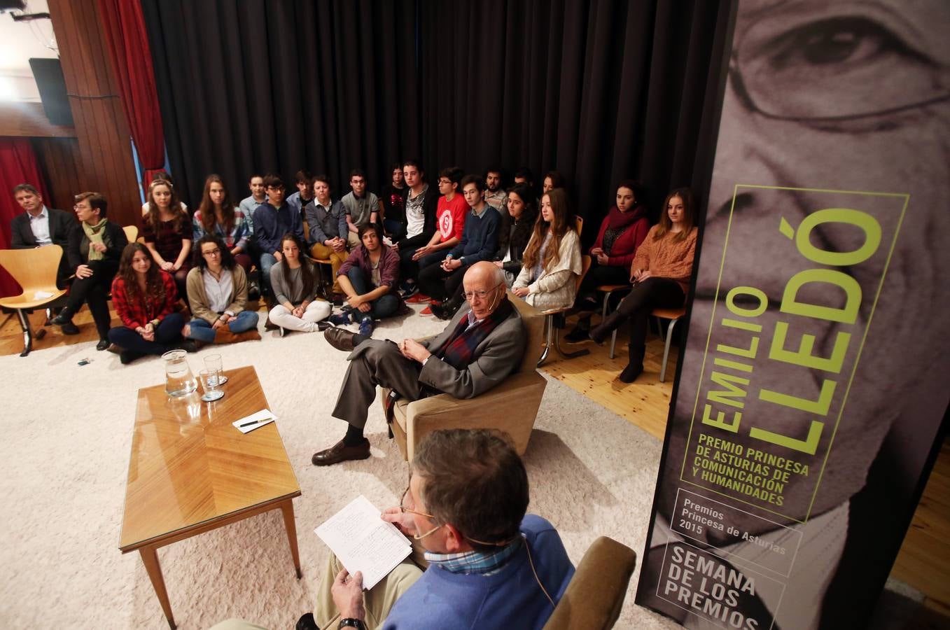 Premios Princesa de Asturias | Emilio Lledó mantiene un encuentro con estudiantes en Oviedo