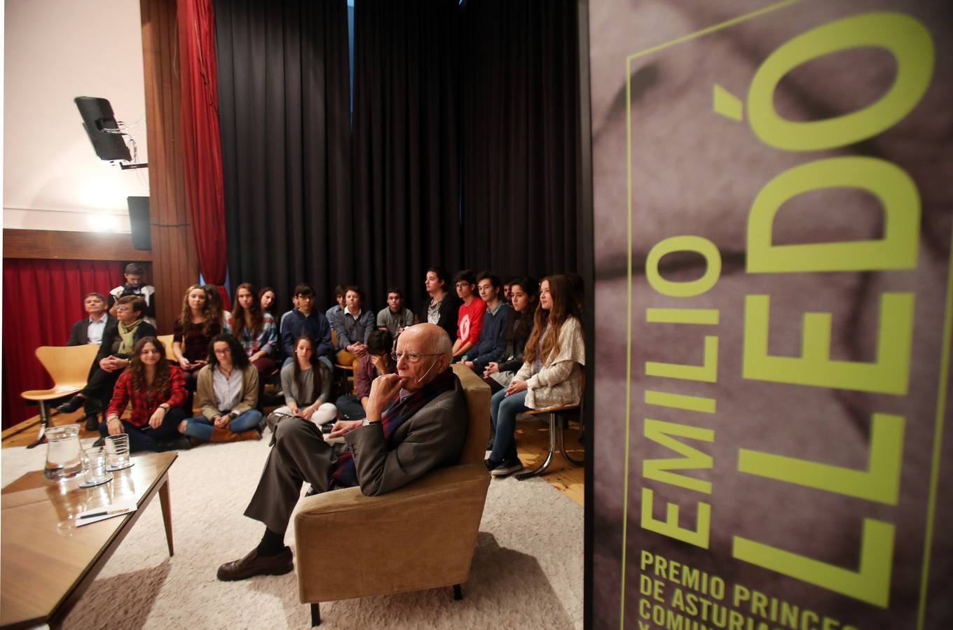 Premios Princesa de Asturias | Emilio Lledó mantiene un encuentro con estudiantes en Oviedo