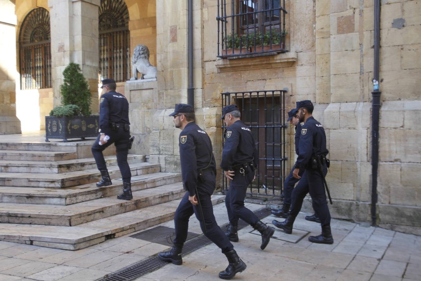 Integrantes de la Marcha por la Dignidad se encierran el Ayuntamiento de Oviedo