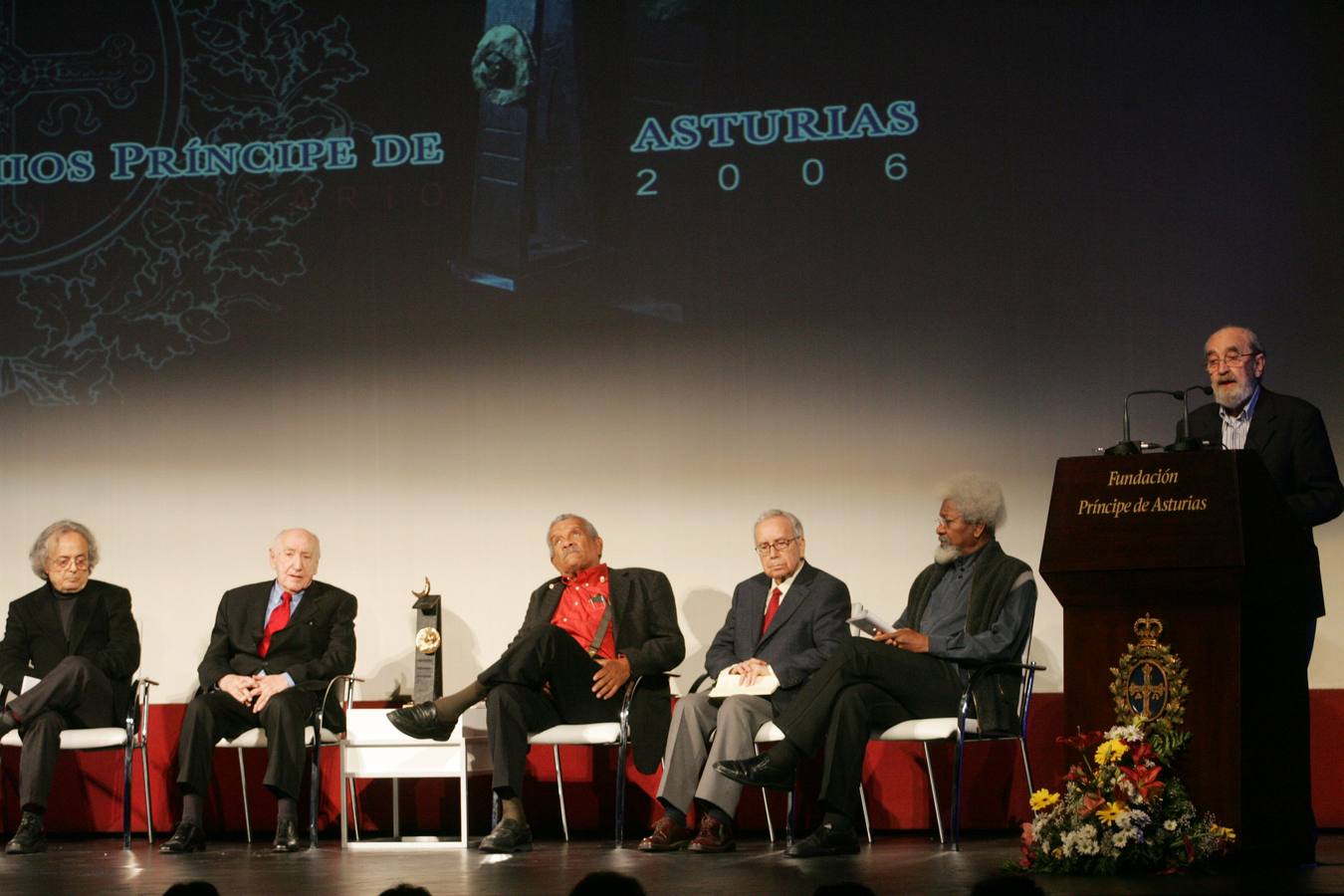 En un acto poético con otros grandes autores galardonados con el Premio Príncipe, en el Filarmónica de Oviedo en 2006.