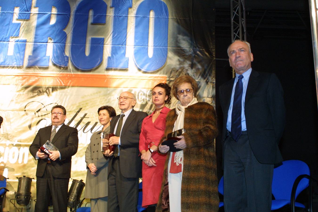 Junto al resto de galardonados en los Premios de EL COMERCIO en 2001.