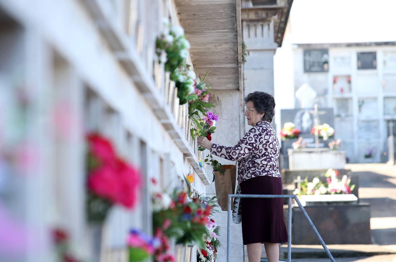 Concurrida jornada de Difuntos en los cementerios de Oviedo