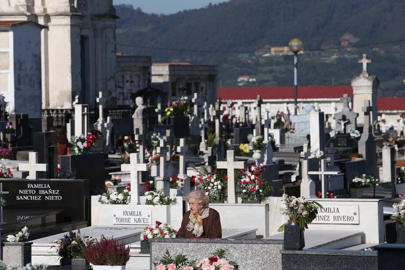Concurrida jornada de Difuntos en los cementerios de Oviedo