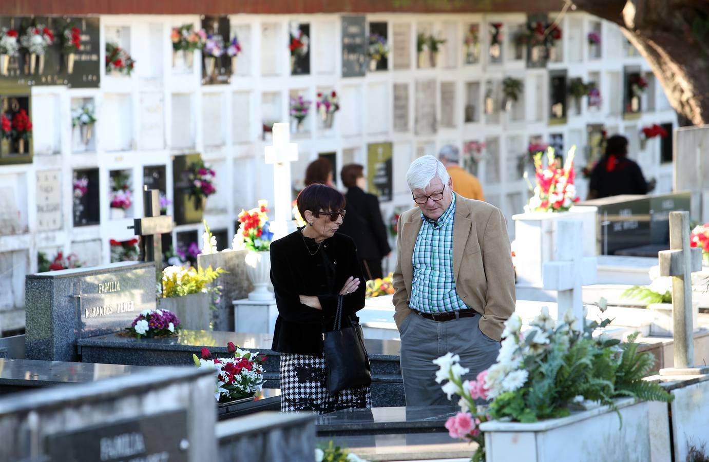 Concurrida jornada de Difuntos en los cementerios de Oviedo