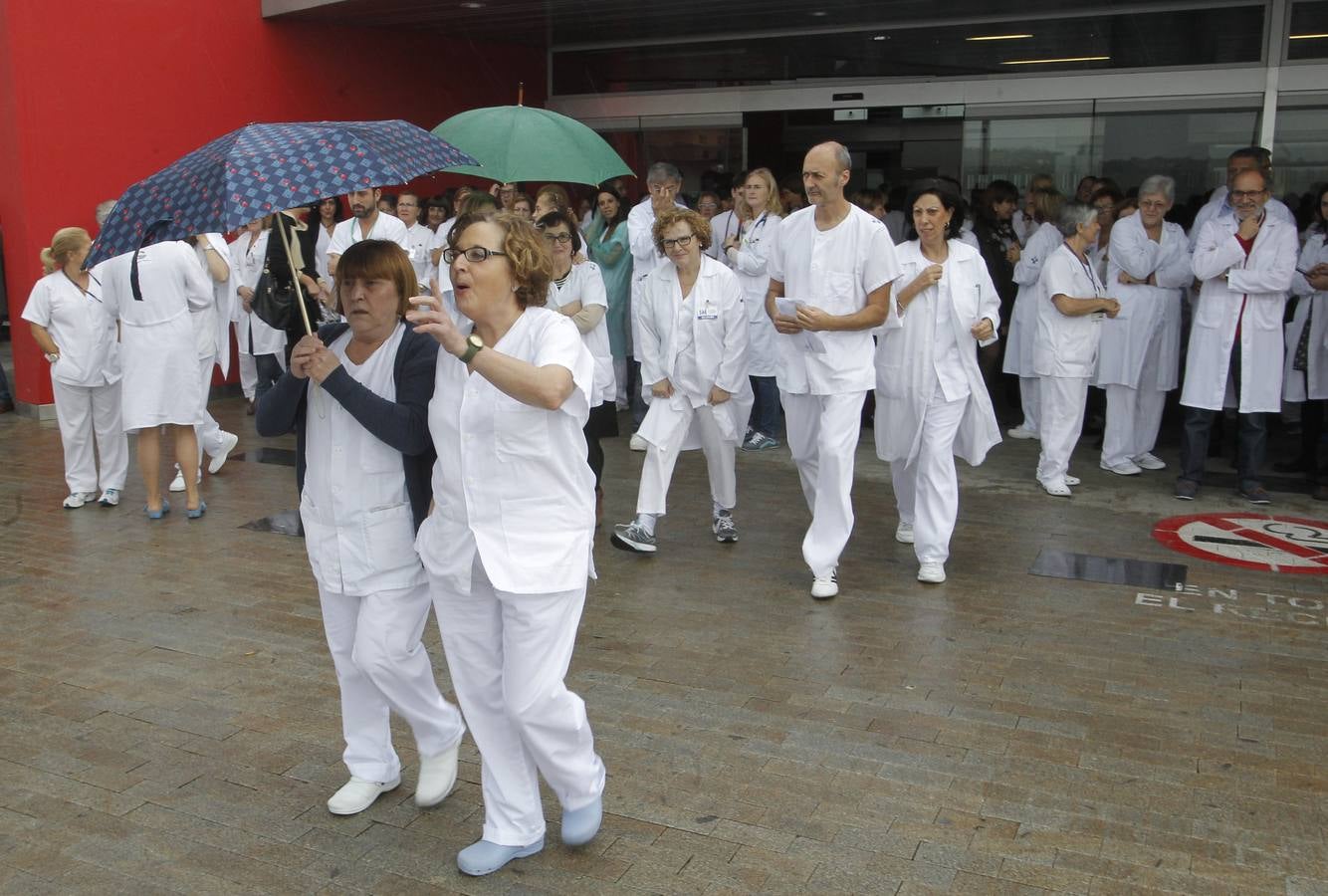 Protesta de los trabajadores del HUCA