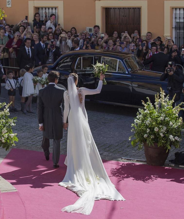 Eva y Cayetano saludan al numeroso públco congregado a las puertas de lai glesia sevillana de Mairena del Alcor.