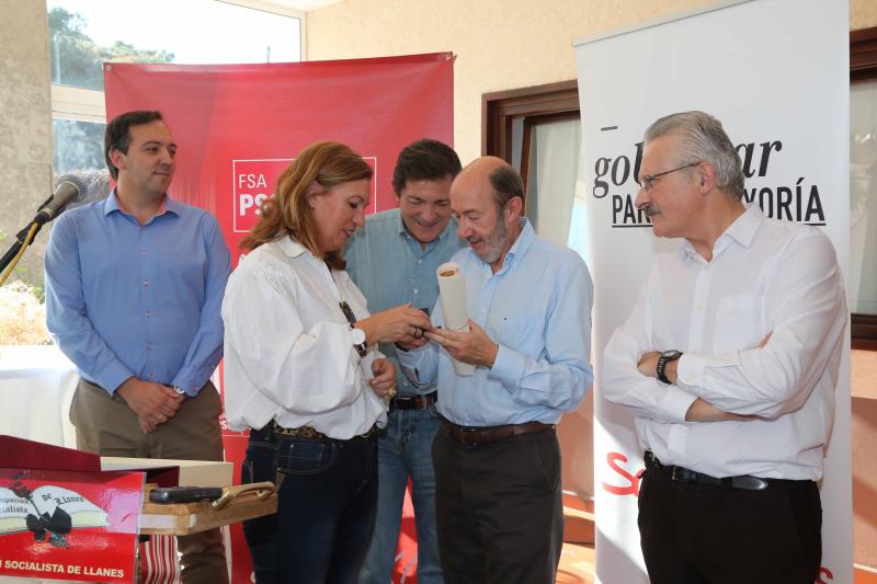 El PSOE homenajea a su exsecretario general, Alfredo Pérez Rubalcaba, en Llanes