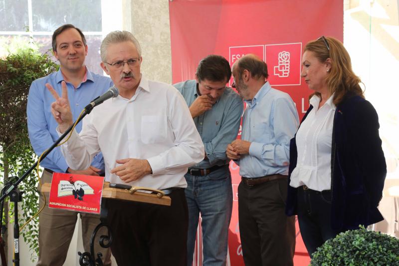 El PSOE homenajea a su exsecretario general, Alfredo Pérez Rubalcaba, en Llanes