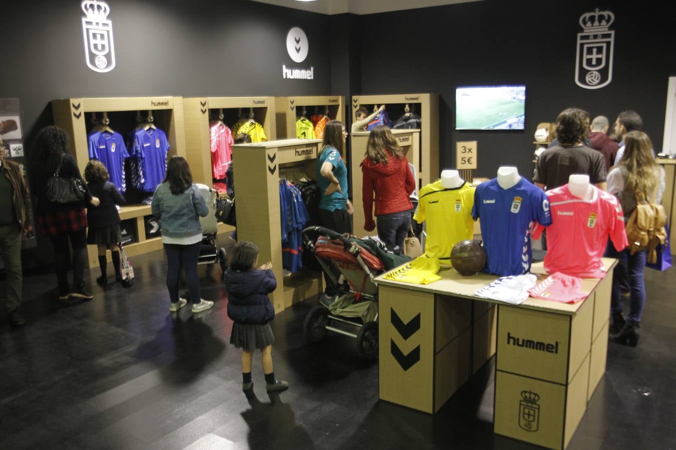 Colas para adquirir la nueva camiseta del Real Oviedo