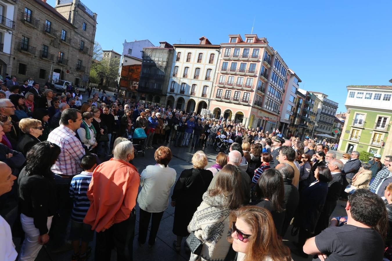 Concentración en Avilés por los atentados de París