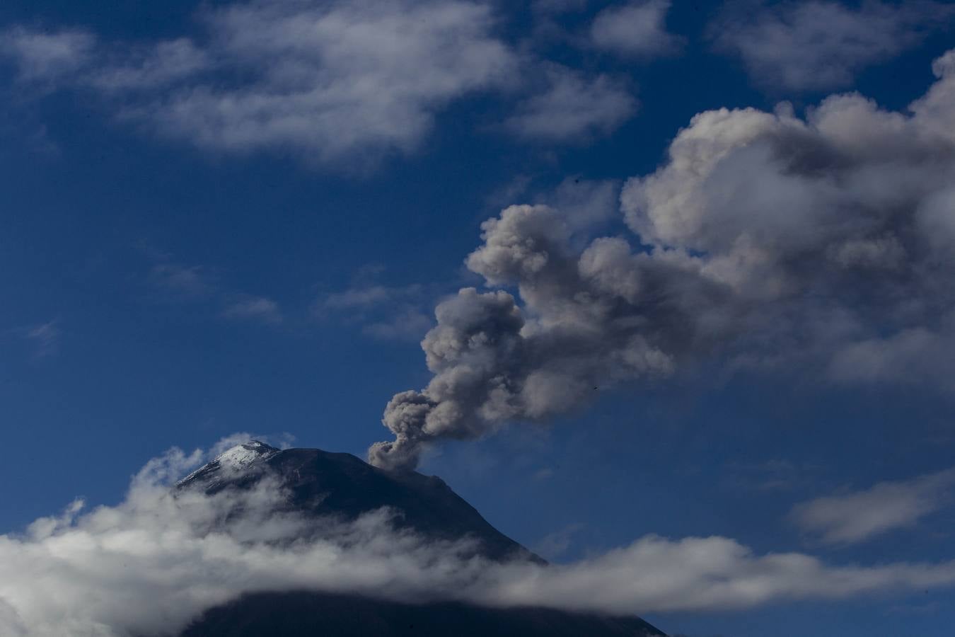 El volcán Tungurahua, en Ecuador, amenaza con ceniza