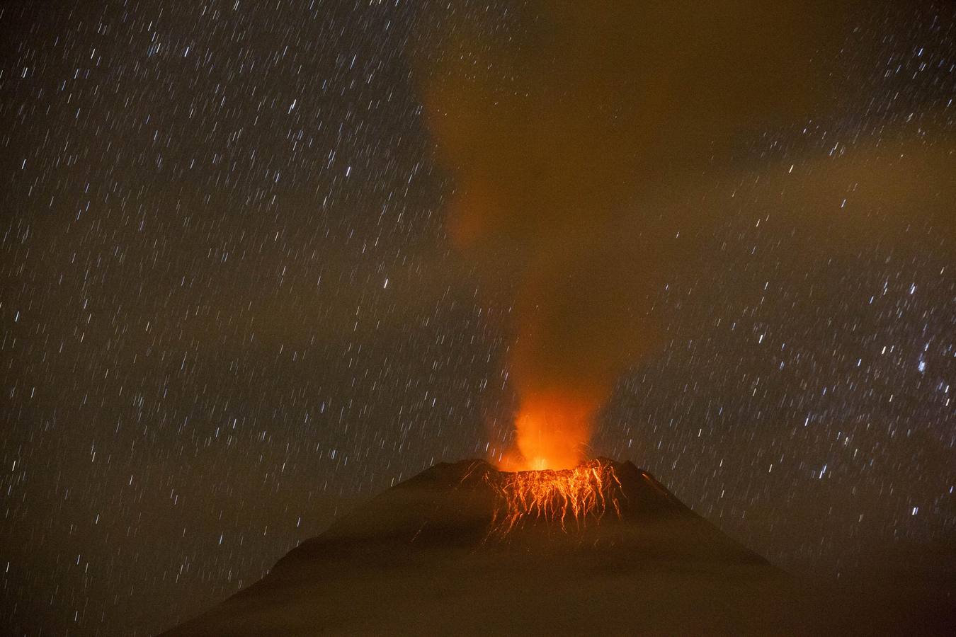 El volcán Tungurahua, en Ecuador, amenaza con ceniza