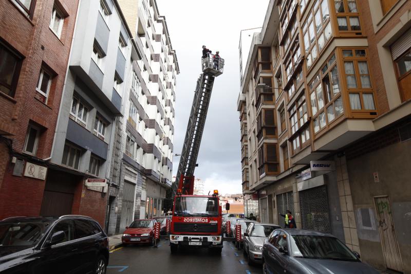 Retirada de cascotes en Gijón, el sábado.
