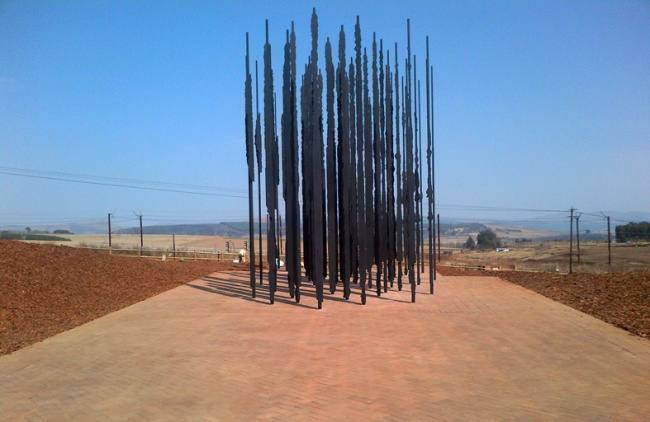 “Liberación” (Release), monumento a Nelson Mandela: 50 placas de hierro como recordatorio a los 50 años trascurridos al 2012 luego de su captura en 1962.