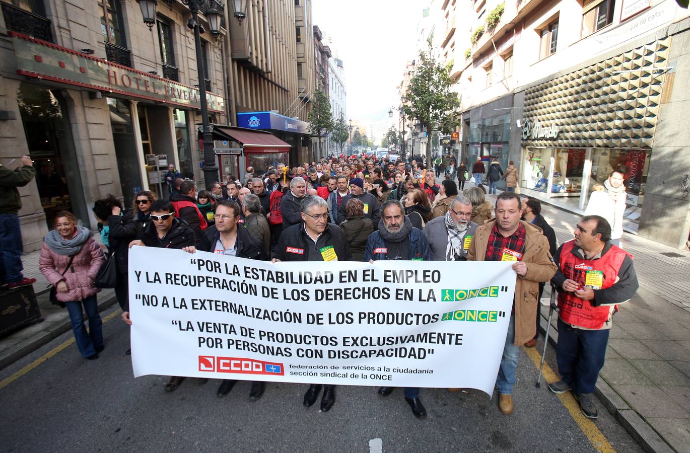 Los vendedores de la ONCE se manifiestan en Oviedo
