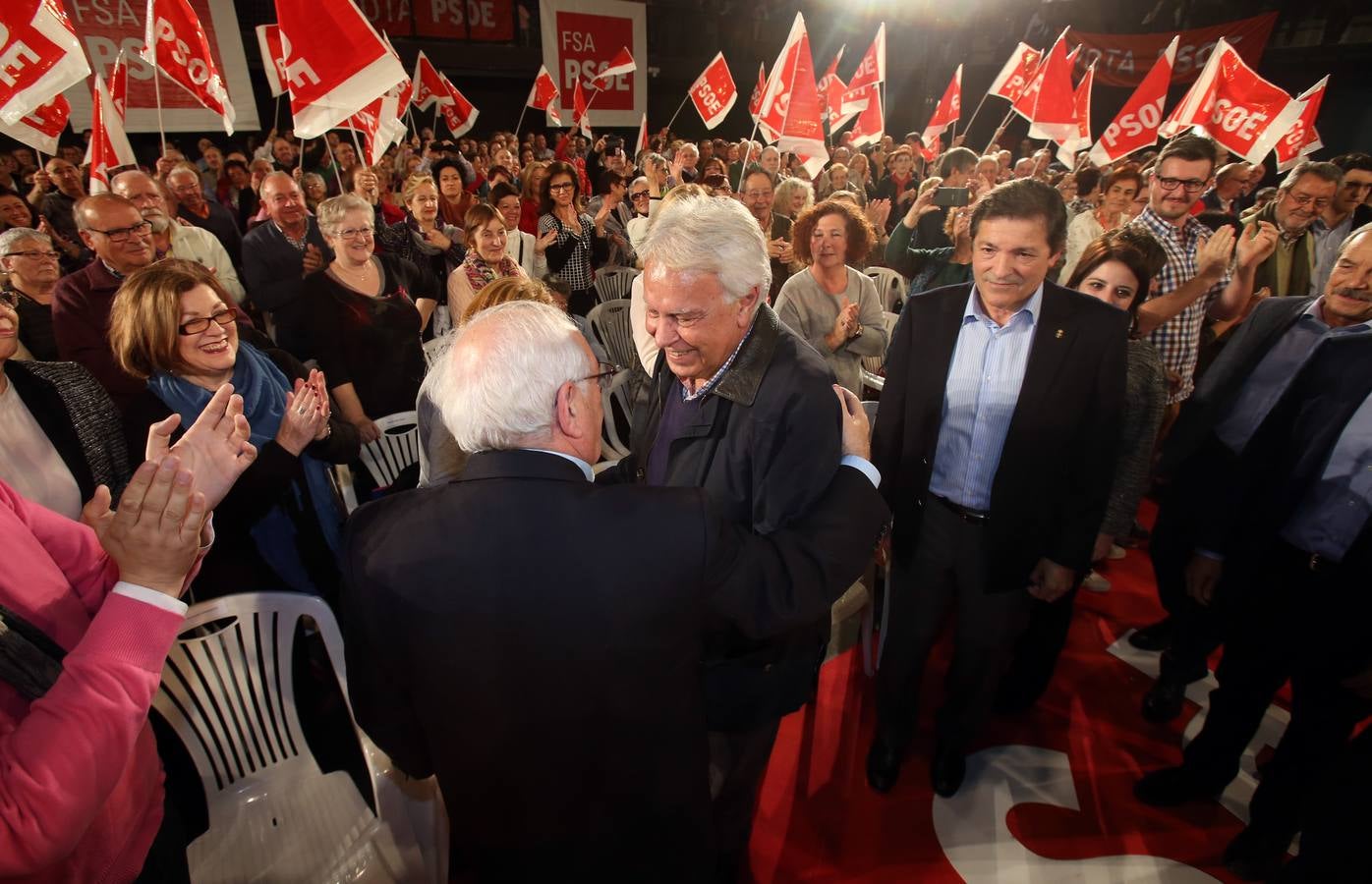 Felipe González carga contra Podemos en el mitin de Oviedo