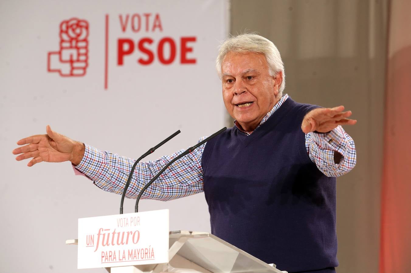 Felipe González carga contra Podemos en el mitin de Oviedo